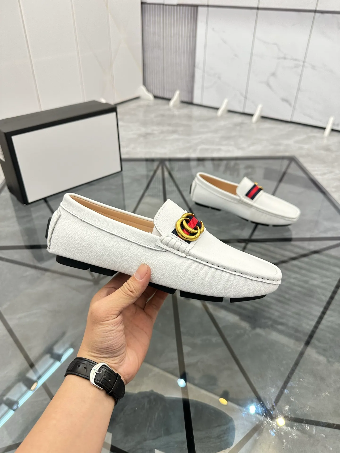 Men's shoes: 💰P400¥ Product trademark: Gucci* "Gucci*" Doudou shoes Regular size: 38-44 (can be customized to 45.46.) Product materials: imported cowhide upper, genuine leather lining, original outsole. No.: 0001
